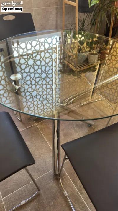 طاولة مع اربع كراسي 2