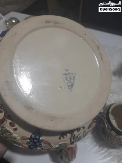 للبيع قطعة خزفية ألمانية قديمة مميزة مع غطاء وكأسين أصليين. تحمل رسومات بارزة لمعالم المانيه 4