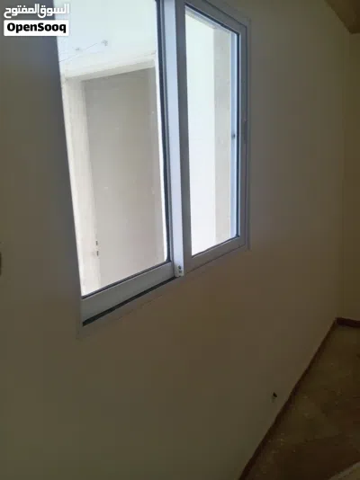 شقه فارغه للأيجار اربد شارع الهاشمي 2