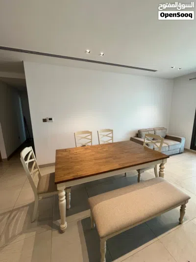 Dinning room : 1 table + 4 chairs + 1 bench 2