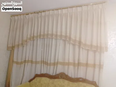 كنب بلون سكري مستعمل استعمال خفيف لمدت شهرين مع ستائر وطاولات هديه بسعر رمزي مع الفراشات والمخدرات 2