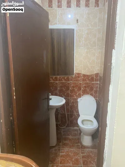 استوديو الايجار عزاب فقط في منطقة راس حسن قرب جزيرة شارع المدار دور ارضي باب خاص يوجد فيديو علي واتس 3