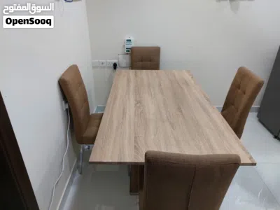 للبيع طاولة طعام من هوم سنتر مع 4 كراسي – بحالة ممتازة Dining Table Set for Sale ( Home center) 3