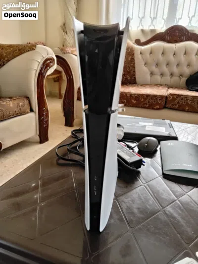 Ps5 للبيع سلم، ديجيتال، واحد تيرا مع اليد الأصلية مستخدمة 200 ساعة، قابل لتفاوض 2