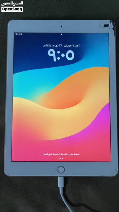 ايباد أبل مستعمل بحالة جيدة 7.7 انش بسعة 32 جيجابايت مع سماعات وشاحن 2