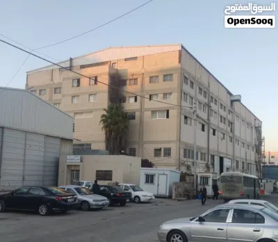 مستودعات للأيجار في المقابلين, (850)م2 مساحة مفتوحة, بناء اسمنتي سقف عالي قريب من دوار مؤته 4