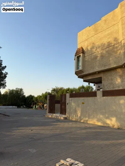 للايجار فيلا شارع رئيسي 3 وجهات وارتداد بالعدان قطعه 2 تصلح سكنى أو حضانه طابقين وسرداب 2