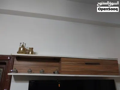 رفوف خشبية كبار مع طاولة وسط خشب لاتيه لون ابيض مع خشبي مميز جدا اللون مع ضرف كبيرة 3