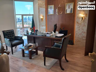للبيع مكتب مجهز تجهيز راقي في مجمع فخم في بنيد القار 2