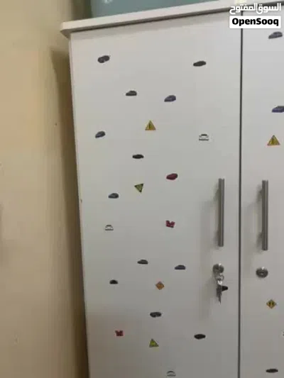 كبت خشبي متكون من خانتين وكل خانه بداخلها ثلاث سدات الخشب قوي جدا وثقيل 2