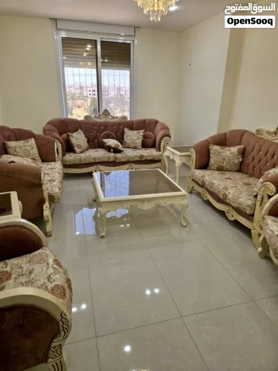 طقم كنب غرفة ضيوف مع سفرة وطاولات وسط 4