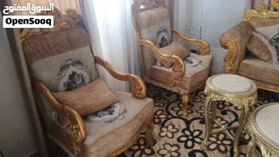 طقم ملوكلببيع بحاله جديده مع طاولت فخمه 2