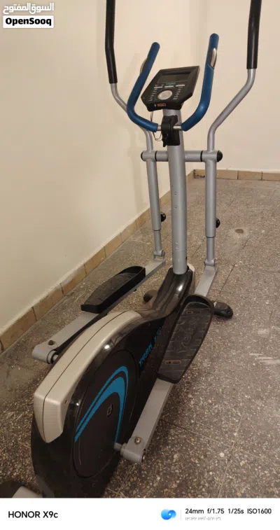 +2 هذا الجهاز هو جهاز تدريب بيضاوي (Elliptical Trainer) من ماركة York Fitness، مودي 3