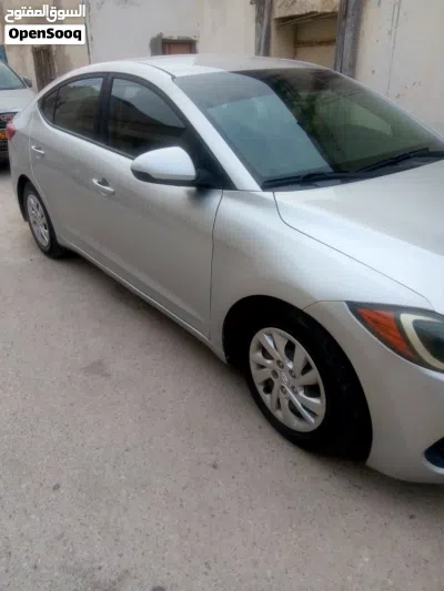Hyundai Elantra SE 4
