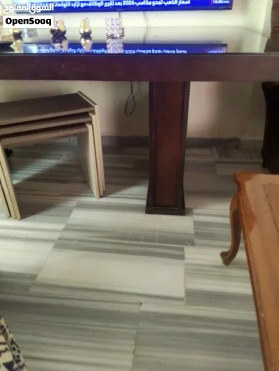 طاوله سفره بدون كراسي للبيع بحاله ممتازه عليها وجة قزاز 4