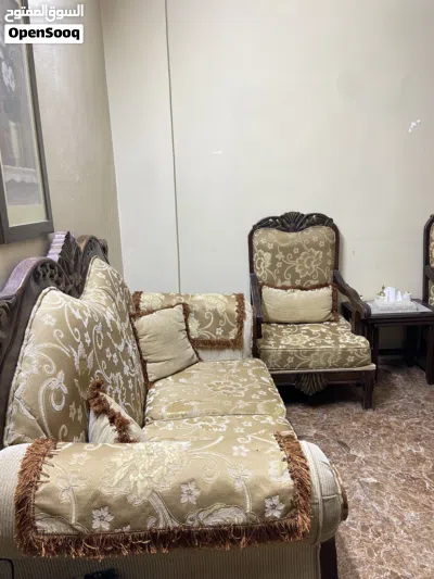 طقم كنب مع طاولات 4