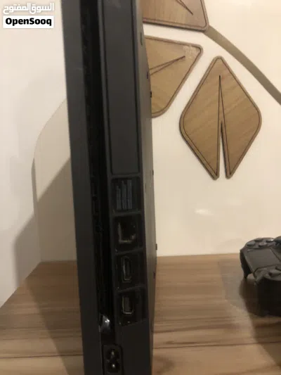 سلم ps4 للبيع مش مفتوح معاه 3 يدين و خيط باور 4
