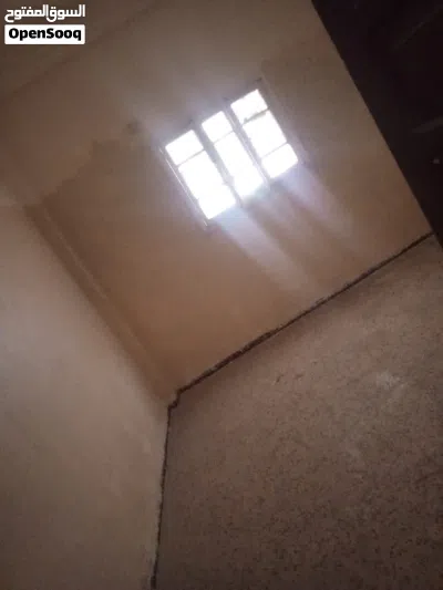 عماره 3طوابق للبيع الزرقاء الغويرية بجانب ملك الالبان كل طابق فيه 3غرف ومطبخ وحمام وصالون . 4