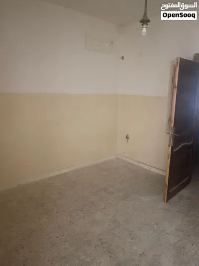 استوديو الايجار عزاب فقط في منطقة راس حسن قرب جزيرة شارع المدار دور ارضي باب خاص يوجد فيديو علي واتس 2