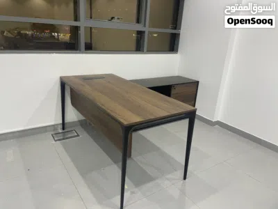 طاولات مكتبيه جديده لم تستخدم تم تركيها فقط 2