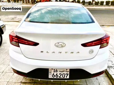 Hyundai Elantra Standard 2