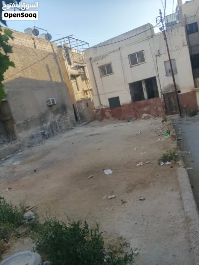 بيت بموقع تجاري للبيع في حي معصوم قرب مثلث حي معصوم مكون من ثلاثة غرف وأرض خلف البيت مساحته 500 متر 3