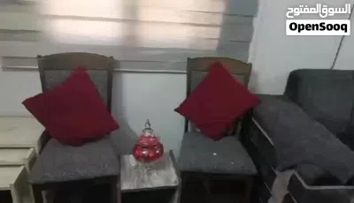 طقم كنب 9 مقاعد مستعمل + طاولات+طربيزات+ديكور شاشة التلفاز+كراسي منجد استعمال خفيف للبيع بسعر حرق 2