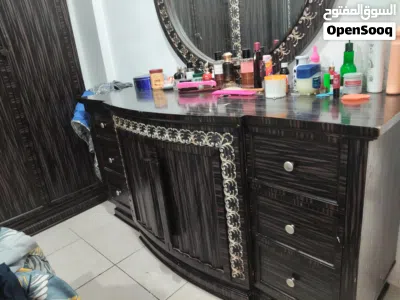 عرفه نوم وغرفه اطفال وطاوله صفره استعمال خفيف سبب البيع السفر وحط السعر وخدها 2
