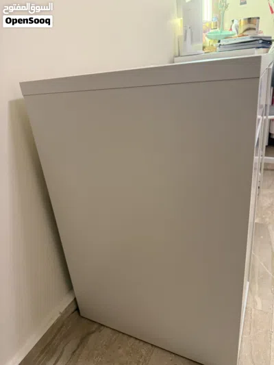 مكتب دراسه لون ابيض مستعمل من ايكيا 3