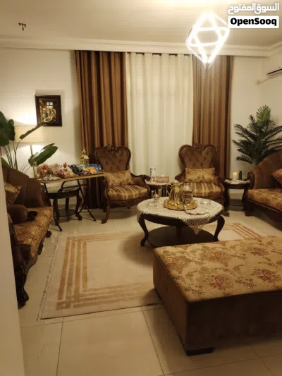 طقم كنب سبع مقاعد مع ثلاث طاولات زجاج والستاره 4
