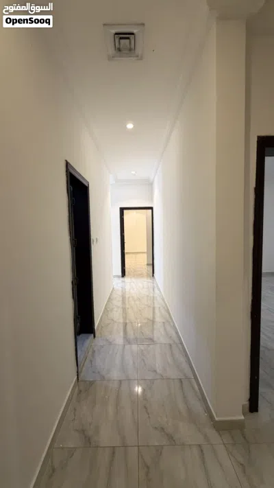 للإجار شقة بغرناطه بالدور الارضي مميزه وواسعه تتكون من ثلث غرف و غرفة الرابعه خادمه ماستر 2