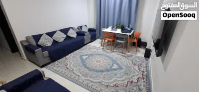 غرفة جلوس living room كاملة الكنب بأغطيته وسجادة وستائر وطاولة طعام مع6 كراسي تصلح لتكون طاولة مكتب 2