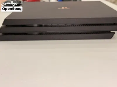 بلايستيشن 4 pro للبيع بحالة الوكالة 3