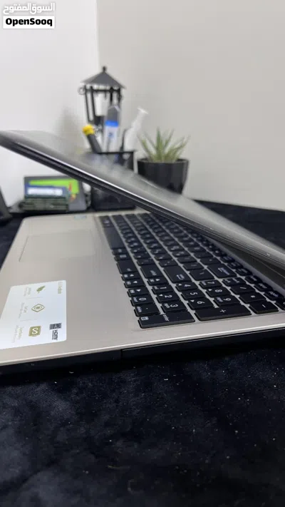 لابتوب ASUS VivoBook أنيق ونحيف - وبحالة ممتازة باللون الذهبي المميز 3