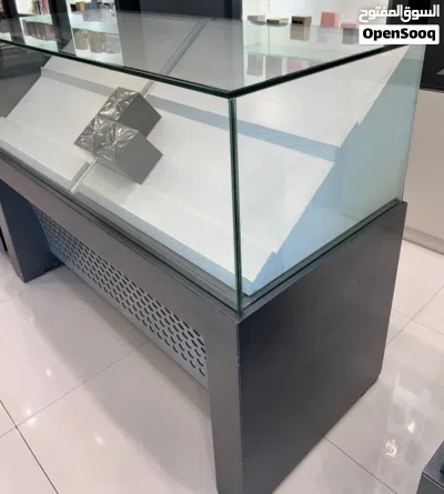 طاولات للعرض مع مساحة تخزين وبحالة جيدة جدا تصلح للمحلات Display tables with storage space in very , 2