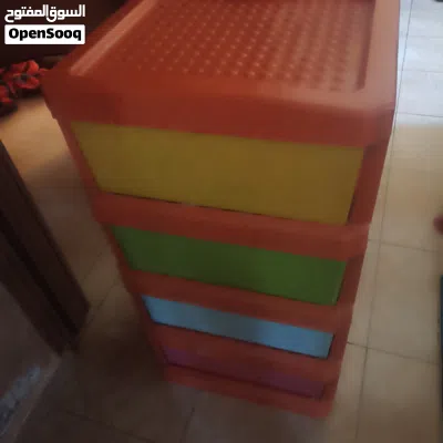 جوارير ادراج سامبا وحده ملونه كبيره ووحده صغيره لون بني فيها كسر من فوق بس العدد اثنتين 2