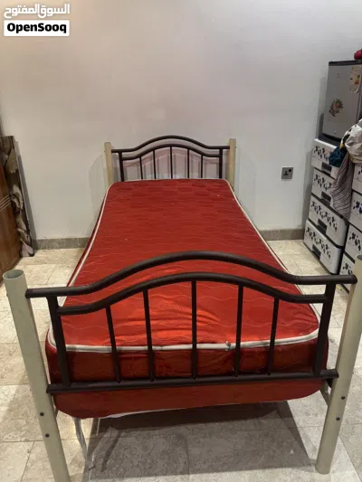 سريرين نوم وميز تلفزيون بيه مجرين و مساحه تخزين نظيف 2