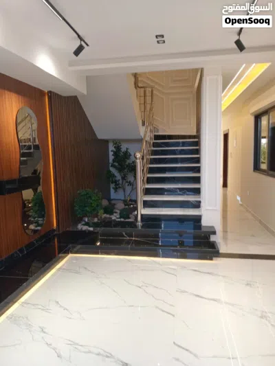 فيلا سكنيه فاخره جديده لم تسكن في اجمل احياء طريق المطار( سكن ب أحكام خاصه) على 3 شوارع 4