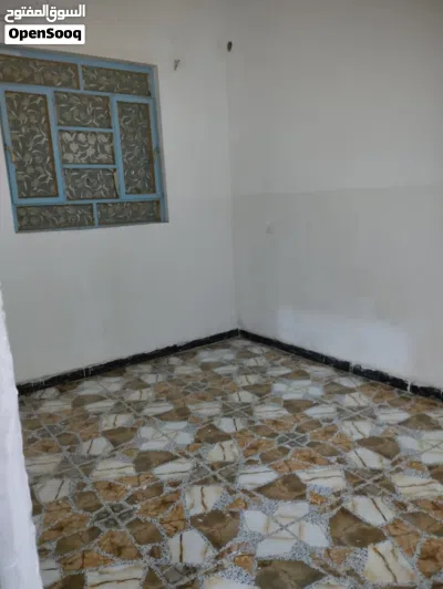 بيت للأيجار في منطقة مناوي لجم خلف مول الخوره يتكون من غرفتين وصاله ومطبخ وصحيات طابق ارضي 3