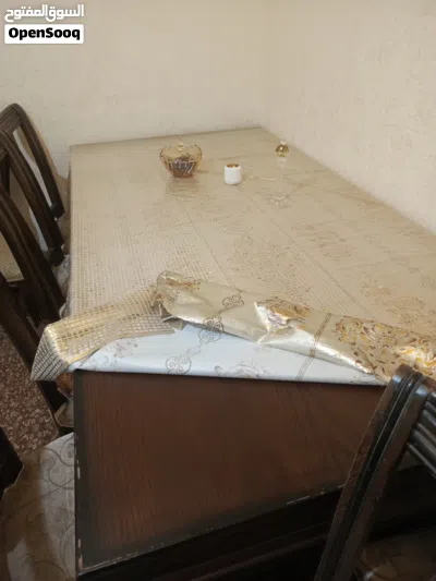 طاولة خشب زان كبيرة بحالة جيدة جدا مع كراسي بحالة جيدة جدا 2