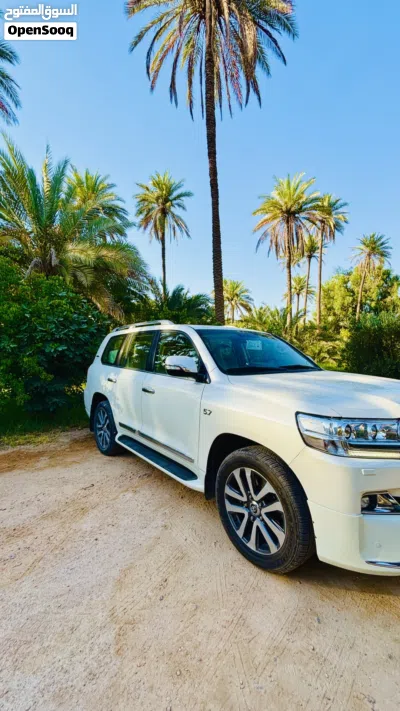 Toyota Land Cruiser VX 2