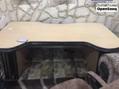 مكتب خشب متين جداً للبيع مع 3 طاولات جانبية وكرسي. الحالة: مستعمل بحالة جيدة جداً. الخشب ثقيل ومضغو 3