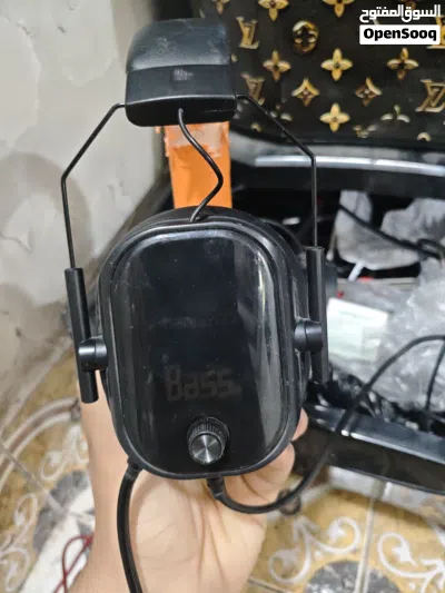 سماعات واير درجه اوله محيطيه بس بيها شخوط و تمزيق من فوق 2