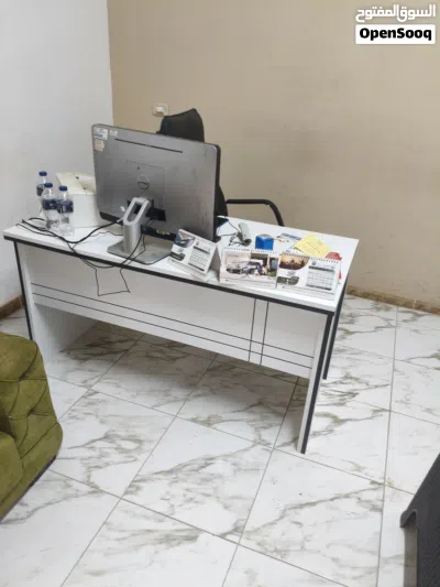 طاولة مكتبية شبه جديدة ليها أقل من شهر وكتبه للبيع 3