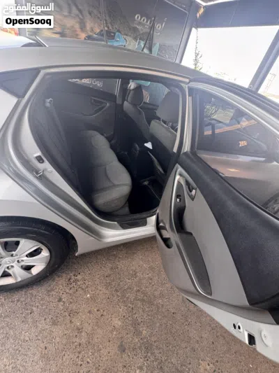 Hyundai Elantra SE 3