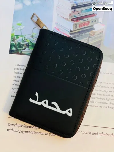 متوفر الطباعة حسب الطلب على المحافظ نطبع أسم . حرف . رسم . شعار . أو أي شي أخر 3