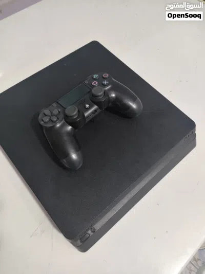 PS4 مستعمل للبيع وجويستيك وقرصين 2