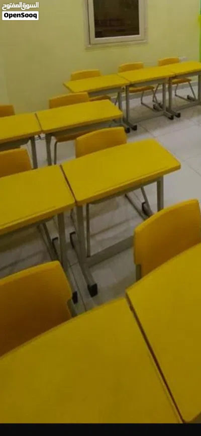 كراسي مع طاولات بحالة جيدة 4