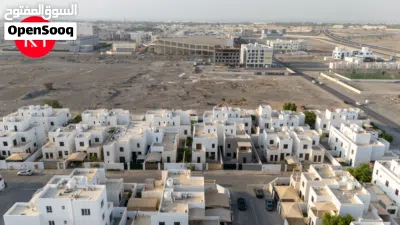 منزل سكني مميز للبيع في موقع استراتيجي بالخوض، يتكوّن من 3 طوابق ويضم 4 غرف نوم، 5 حمامات، غرفة عامل 2