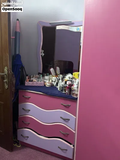 غرفة نوم كاملة للبيع مكونة من تخت مفرد و تخت مزدوج مع درج مع خزانة و مراي مع الفرشات و مع البرادي 4
